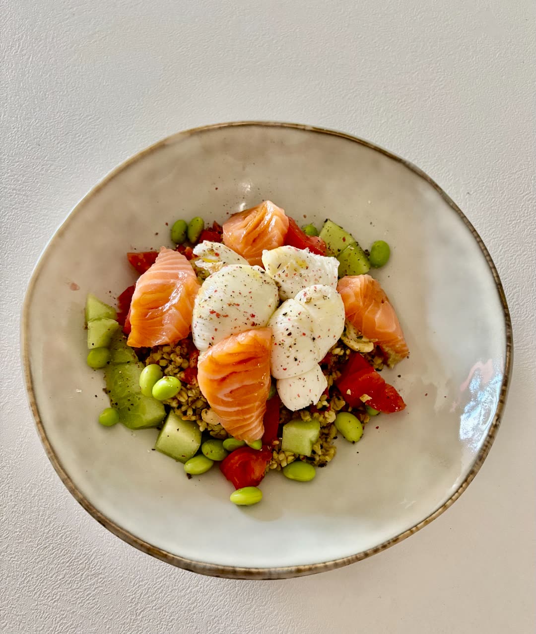 Lachs-Mozzarella-Bowl mit Edamame und Tomaten — Protein First in Aktion