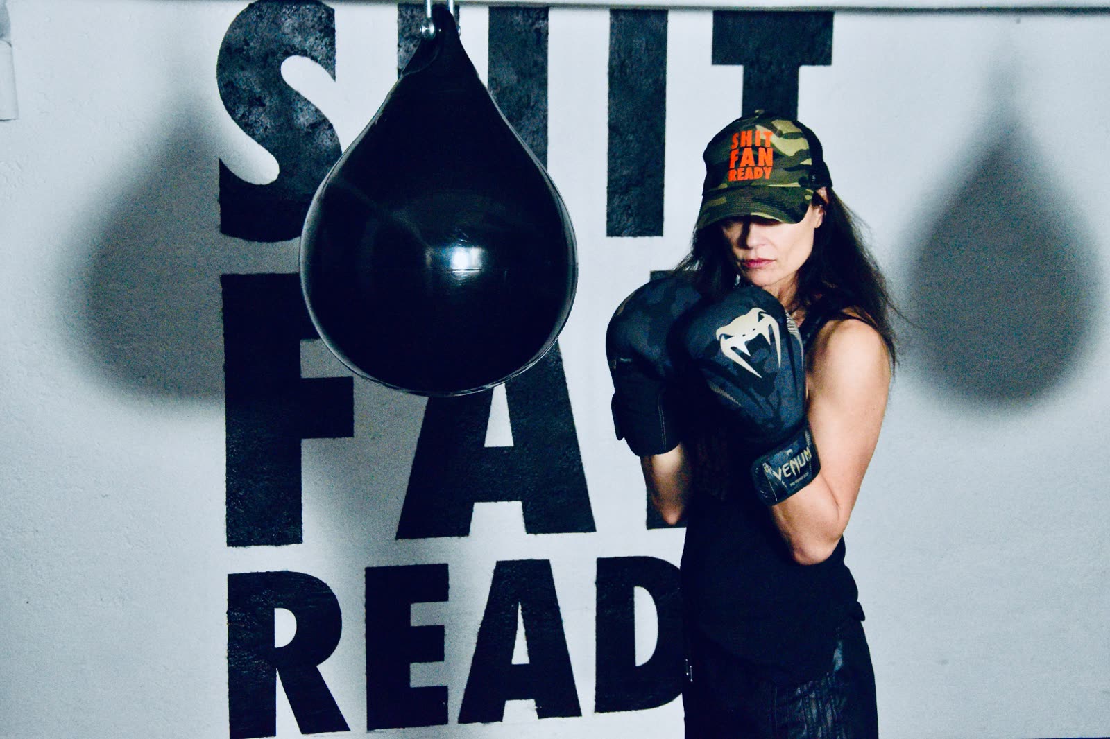 Marina mit Boxhandschuhen und Cap — ready, fokussiert