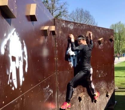 Marina an einer Spartan-Hindernis-Wand — Kraft, die trägt